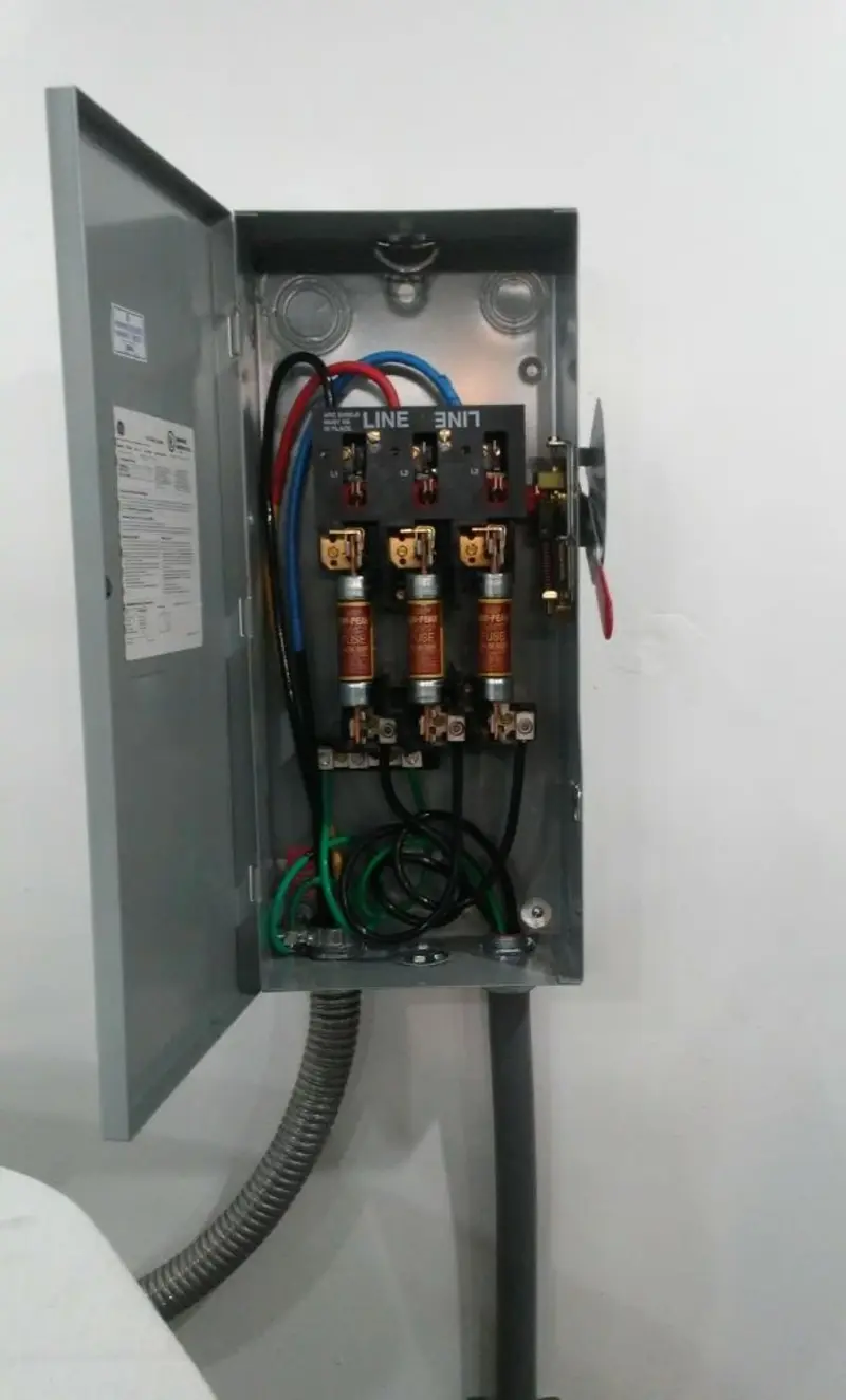 Three-phase disconnect switch installed for Smoke Detector Installation in Milton-Freewater
